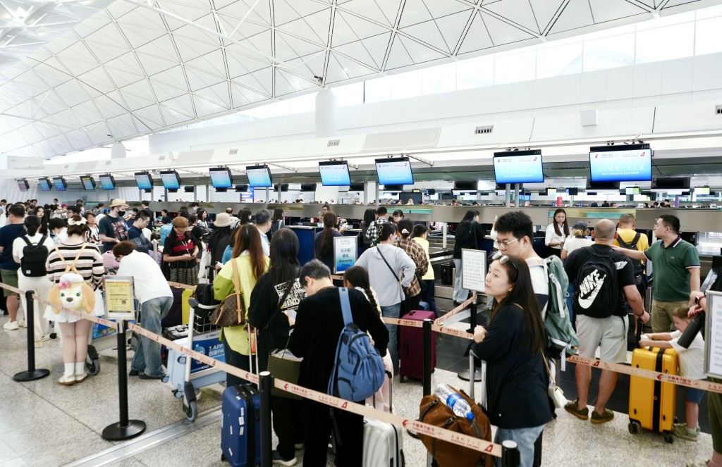 政府指在香港國際機場實施一地兩檢涉法律及執行等問題，需再仔細研究。資料圖片