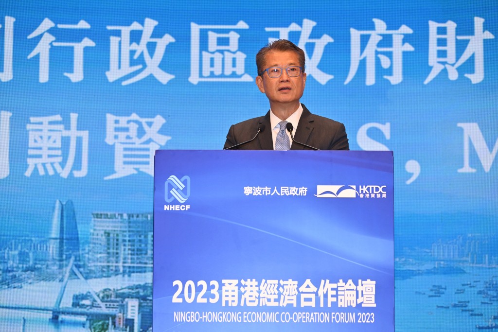 出席论坛的财政司司长陈茂波致辞时就提到，香港是宁波最大的境外投资来源，在甬的港资企业现在接近7,600家，累计总投资超过1千4百亿美元。政府新闻处