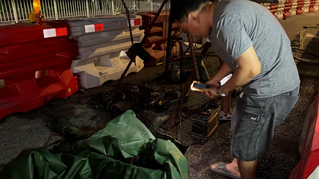 放置在太陽能板下的電池嚴重熏黑焚毀,滿地灰燼。 放置在太陽能板下的電池嚴重熏黑焚毀,滿地灰燼。