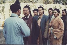 江汉 江汉在《溏心风暴》中饰演剧中杨怡的前任老爷，即是由张松枝饰演的杨怡前夫的父亲，在剧中亦是戏份不多，但极抢镜的绿叶演员。江汉早于50年代已加入娱乐圈，是电视圈中的资深演员，他的父亲同是演员姜明，而江汉的太太亦是演员王小燕，可说是演艺世家。江汉先后待过TVB及亚视，在无綫期间，他参演过逾百部剧集，包括《烈火雄心》中饰演古天乐亲父等，每个角色都令人印象深刻。不过，他向来喜欢饮酒，晚年患上管脉炎不时进出医院，至2017年在养和医院离逝，享寿78岁。