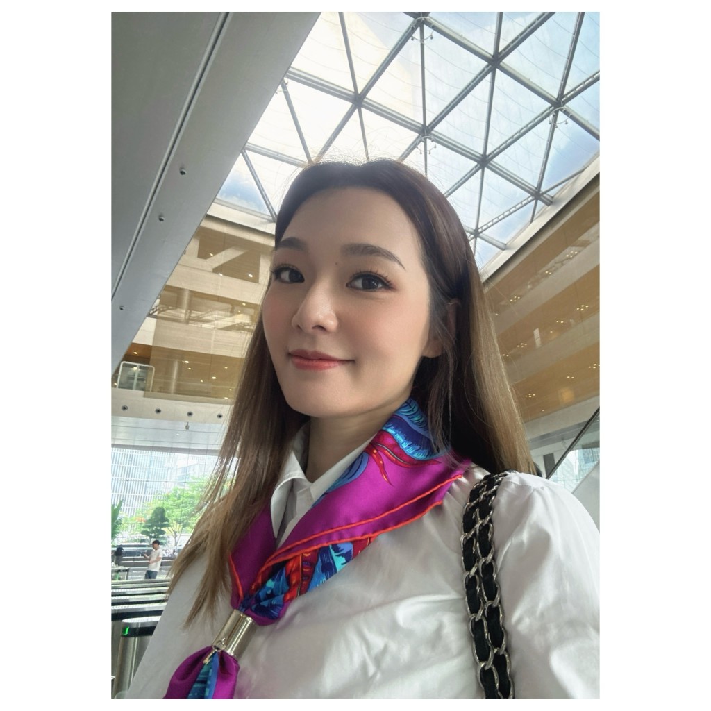呂慧儀在充滿現代感的騰訊大樓內自拍,知性氣質盡現。 呂慧儀在充滿現代感的騰訊大樓內自拍,知性氣質盡現。