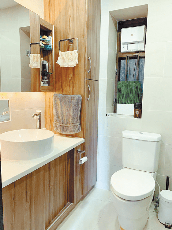 浴室设木系组合柜，有足够空间收纳卫浴用品。