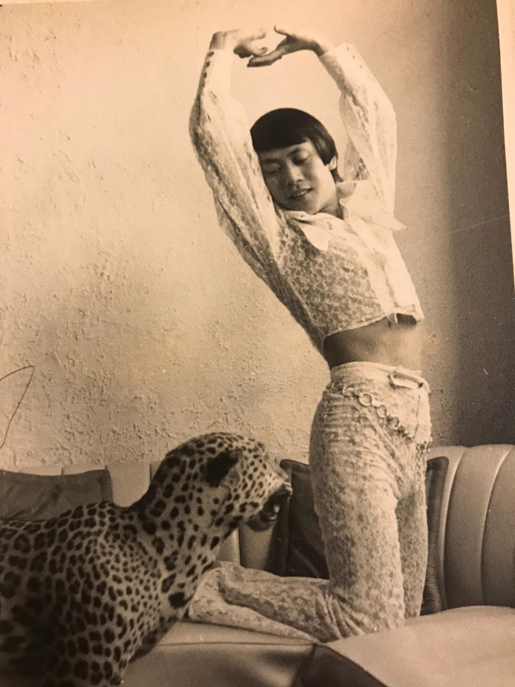 羅文最喜歡通花布料,訂做一套還要影相留念!