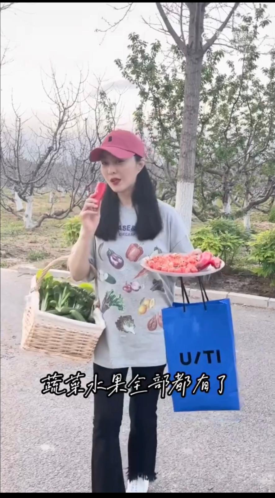 冰冰話自己日常生活嘅打扮好隨意，愛穿T恤牛仔褲。
