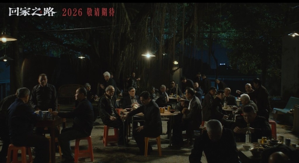 《回家之路》重现两岸“灵魂摆渡人”刘德文送老兵骨灰回大陆的经历。《回家之路》剧照