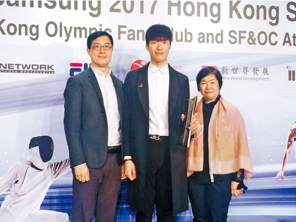 張家朗與雙親合照。