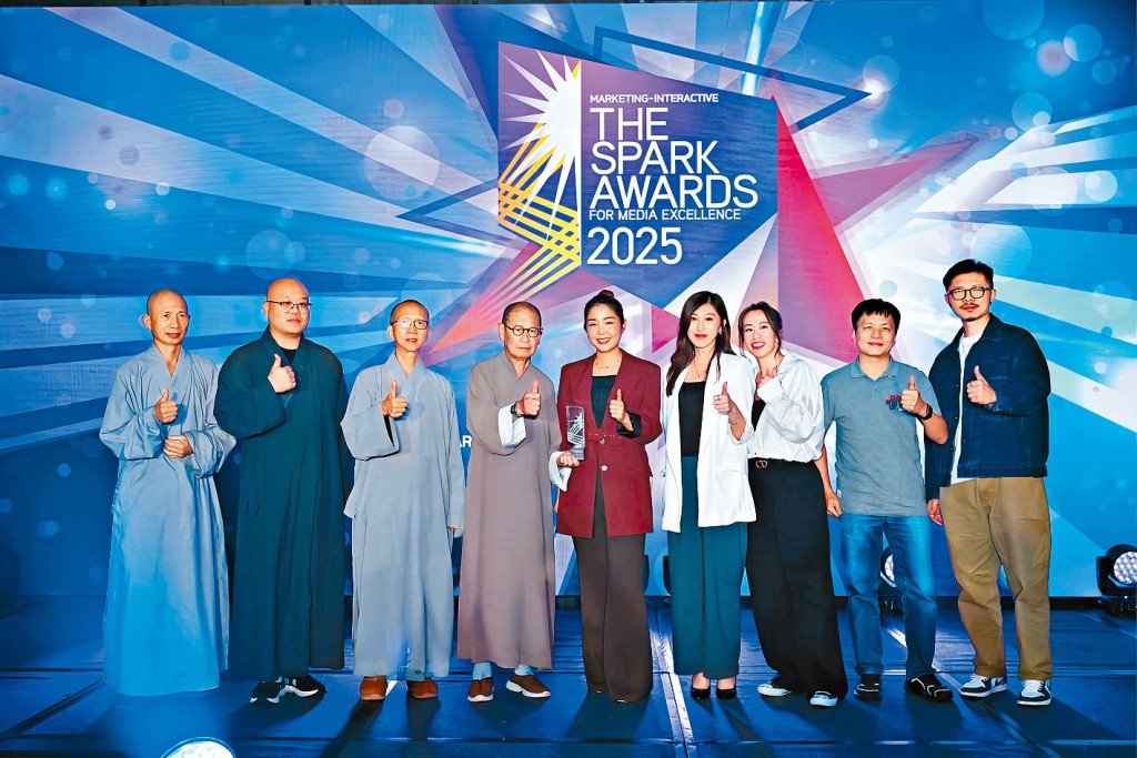 星島新聞集團於「2025香港卓越傳媒大獎」榮獲殊榮，項目團隊與合作機構寶蓮禪寺代表上台領獎。