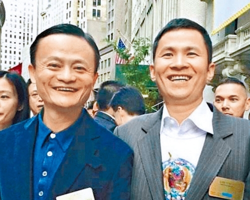 人稱「錢多多」的內地富豪錢峰雷,再在報章刊登額外懸賞通告,透過警方再「加碼」懸紅三百萬元緝兇。