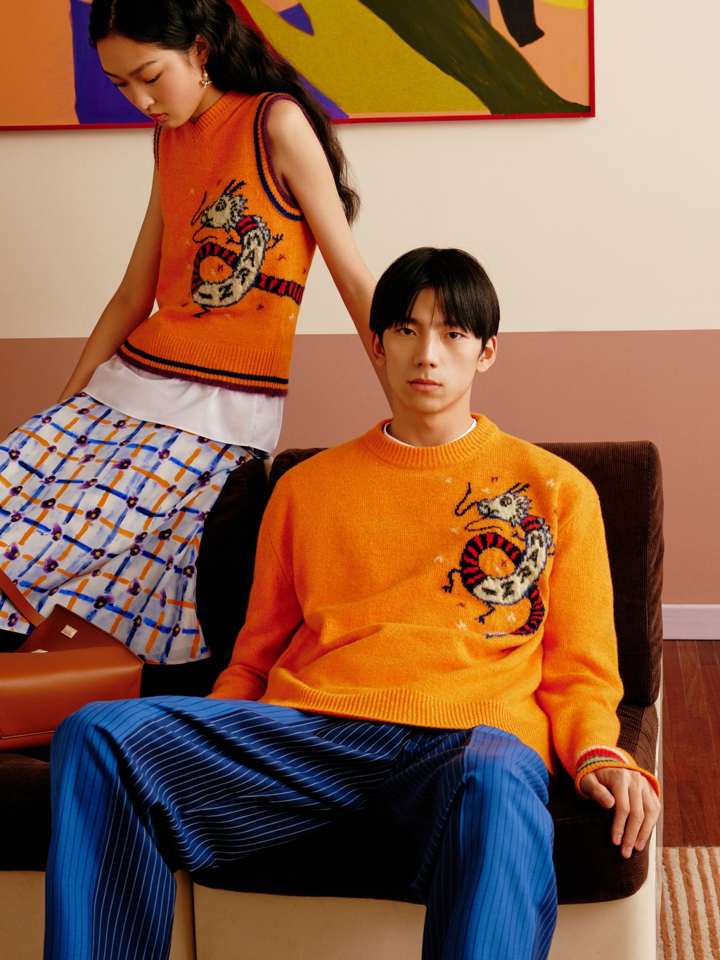 Marni中國龍年限定系列以橙藍嶄新配色登場，創意十足的龍圖案，倍添年輕感。