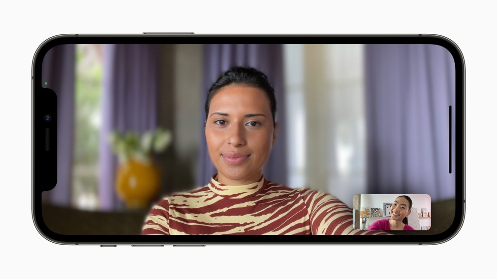 FaceTime利用相機App的人像模式，模糊背景後把焦點落在個人上。