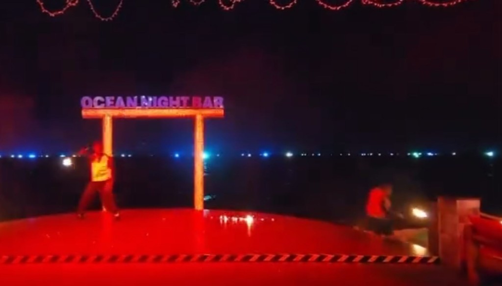 有港人到越南富國島看酒店的火舞表演，被火球擊中受傷燒焦頭髮。Threads@n.y_travel
