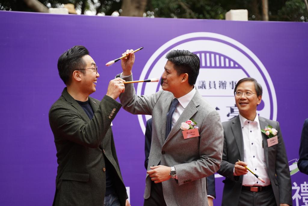 譚文豪（右）與黨友楊岳橋扮互畫，十分鬼馬。
