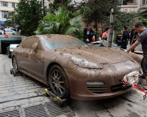 被拖出的車輛全部都沾滿泥漿。