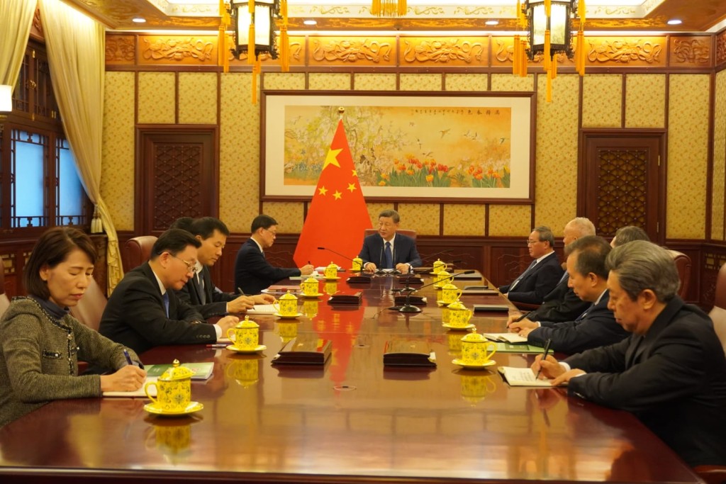 國家主席習近平會見到北京述職的香港特區政府行政長官李家超。 國家主席習近平會見到北京述職的香港特區政府行政長官李家超。