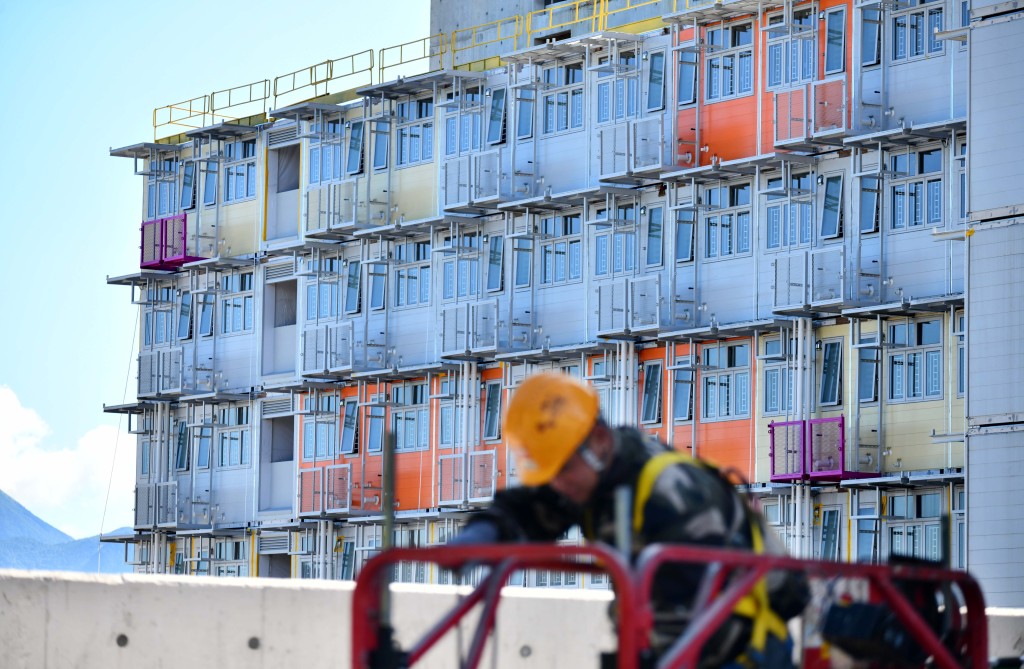 建築署已責成承建商立即提交補救措施方案，預計相關補救措施最長需時四至五個月完成。