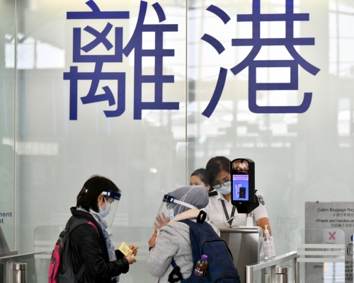 國泰及港航要求乘客要出示特區護照或身份證。資料圖片