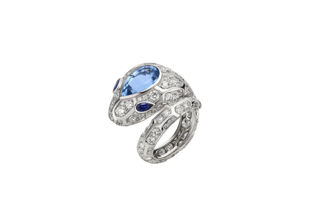 Serpenti 高級珠寶系列白金指環，鑲飾1顆重3.07卡的梨形海藍寶石。（Bvlgari）