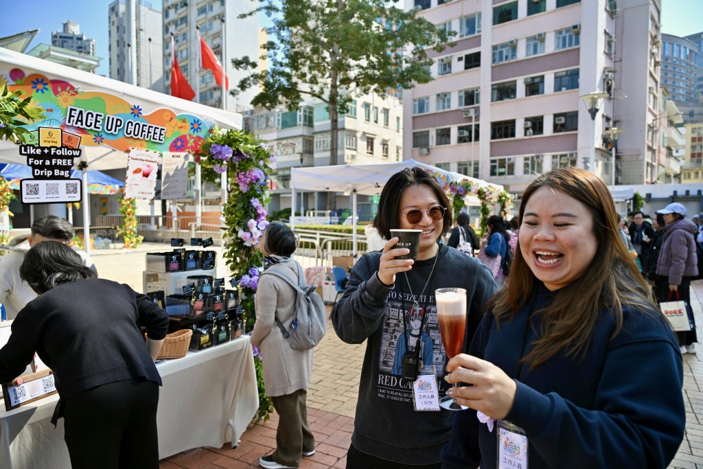 首個「花墟節:啡上添花」,今(3日)起一連兩日於旺角大球場對出空地舉行。 首個「花墟節:啡上添花」,今(3日)起一連兩日於旺角大球場對出空地舉行。