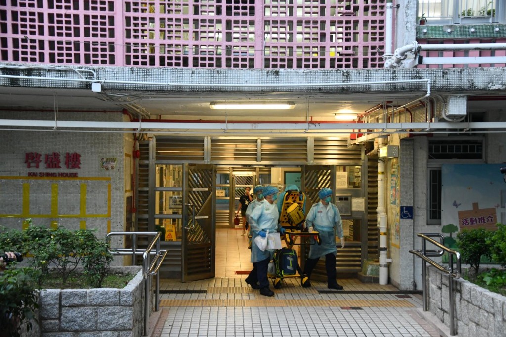 啟業邨啟盛樓有長者送院。