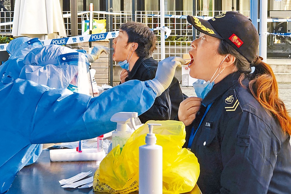 上海感染人數再創新高。圖為靜安區居民接受檢測。