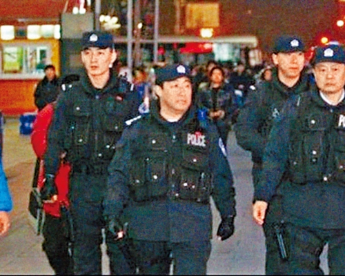 ■二Ｏ一四年元旦，傅政華佩槍夜巡北京。