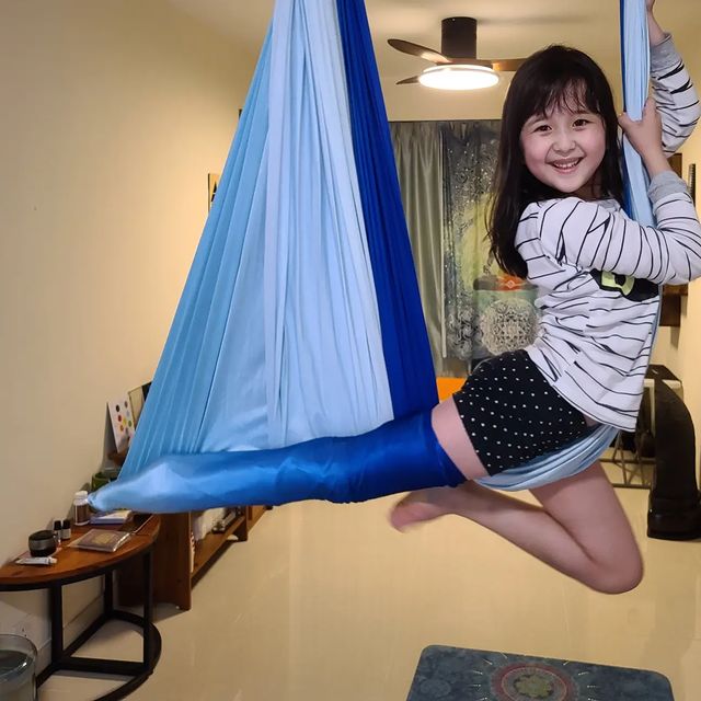 小小年紀的晴晴Alexandra，多才多藝，懂空中瑜伽、拉丁舞及彈琴。（圖片來源：IG@dellapietraalexandra）