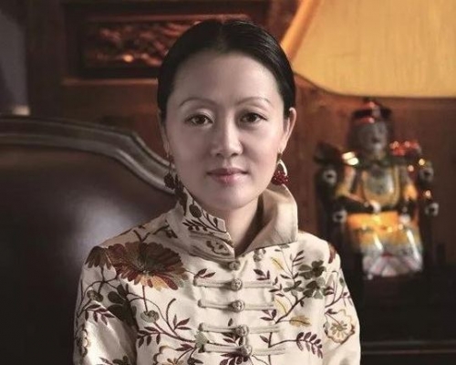 恒基THE HOLBORN一個中層戶，以近835萬成交，登記買家為愛新覺羅恆錦。(相片來自愛新覺羅恆錦工作室網頁)