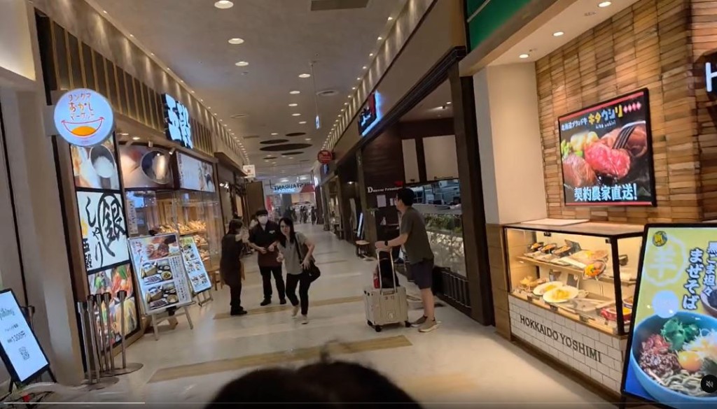 地震后Aeon Mall工作人员协助民众疏散。Threads@iw90321