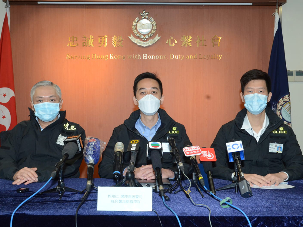 程知仁(中)巡查酒牌处所期间发现违禁物品。