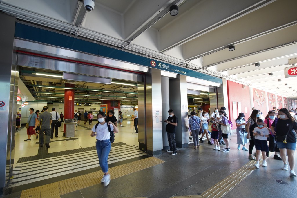 愉景新城雖然可以由港鐵荃灣站A3出口經室內天橋直到，但要步行約10分鐘才可到達商場