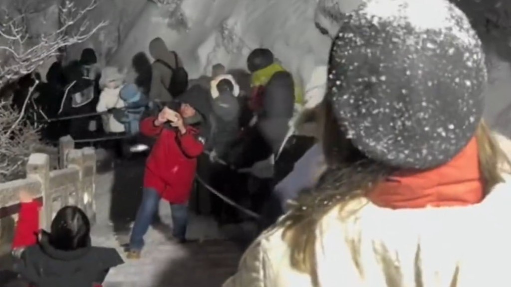 有遊客稱，有大量遊客在景區內賞雪，當地氣溫又低，民眾要在山上停留已有6個小時。網片截圖