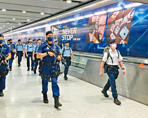 機場特警持槍在港鐵站內巡邏。