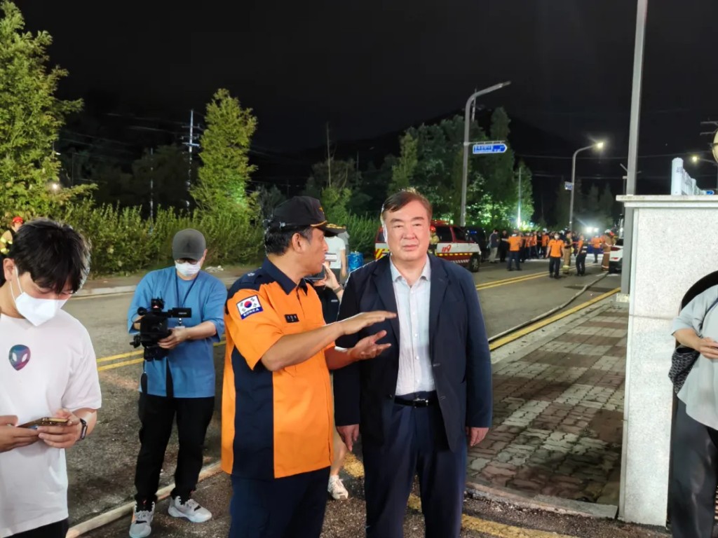 周一深夜，中國駐韓國大使邢海明趕到火災現場，實地了解事故情況。（央視截圖）