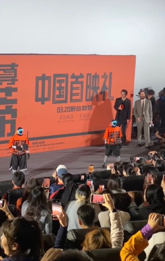 機械人又拿起乒乓球拍示範擊球。