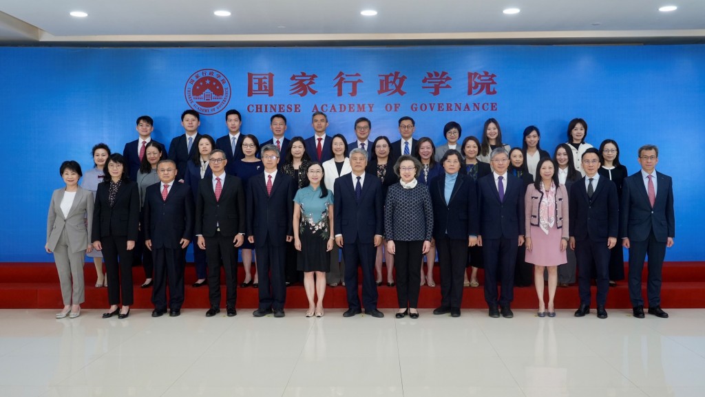 國家行政學院分管日常工作的副院長謝春濤（前排中）與公務員事務局局長楊何蓓茵（前排右六）率領的硏修班學員合照。