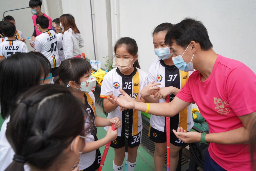 校隊及香港代表隊U13成員夏仲文（右二）表示，當對手來攔截自己的球，她會看看前後左右方有沒有隊友可接應傳球。
