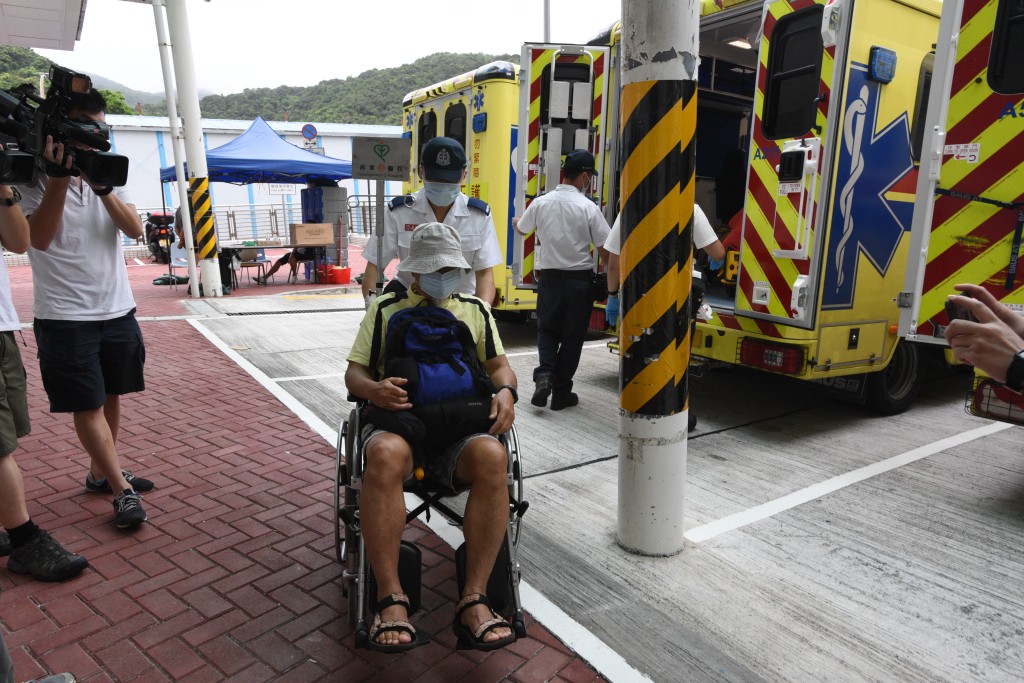 两名伤者由救护车送往将军澳医院治理。