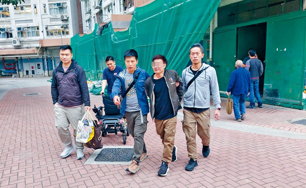 涉盜竊被捕的40歲疑犯，連同1輛電動輪椅由探員帶走。