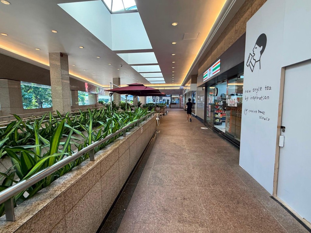 赵男当时离开便利店,坐在栏杆上。曾志恒摄 赵男当时离开便利店,坐在栏杆上。曾志恒摄