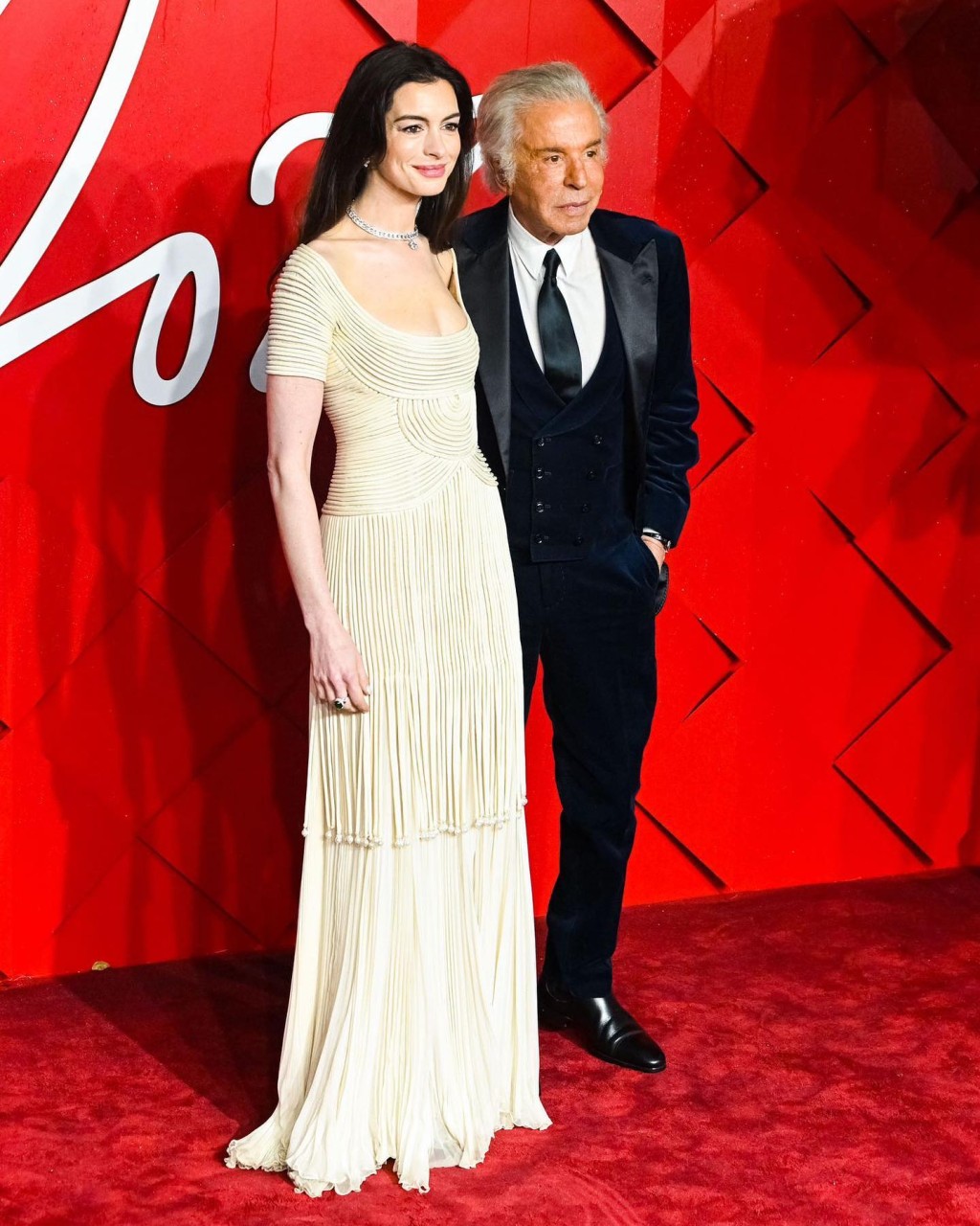 Anne Hathaway身穿复古Valentino礼服现身英国时尚大奖。