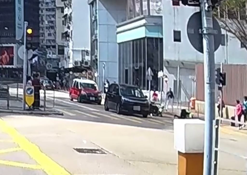 交通警員跌倒在地上。fb車cam L（香港群組）影片截圖