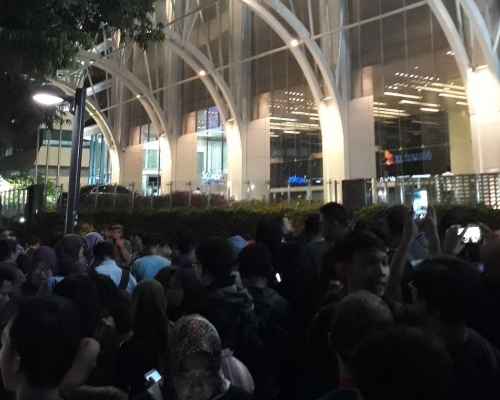 雅加達民眾慌忙從辦公大樓走到街上避難。網上圖片