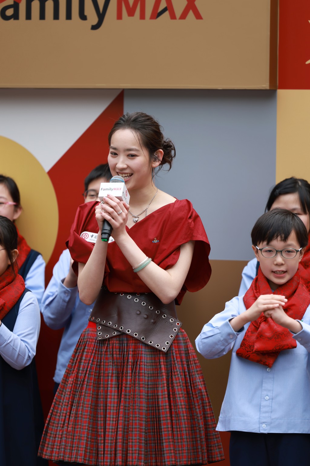 人氣歌手Ashley林愷鈴聯同其他單位以步操樂團及啦啦隊等呈獻豐富的新春慶祝活動。