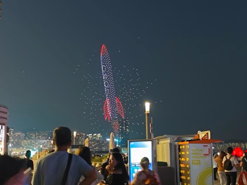 無人機求婚儀式,構思源於《分分鐘需要你》情歌,把「願我會揸火箭,帶妳到天空去」等等歌詞,以無人機演繹出來。(來源:thedreamylai@threads) 無人機求婚儀式,構思源於《分分鐘需要你》情歌,把「願我會揸火箭,帶妳到天空去」等等歌詞,以無人機演繹出來。(來源:thedreamylai@threads)