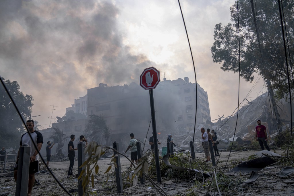 以巴开战，以色列遭到突袭后，向加沙地区发动攻击，炸毁多座建筑物。
