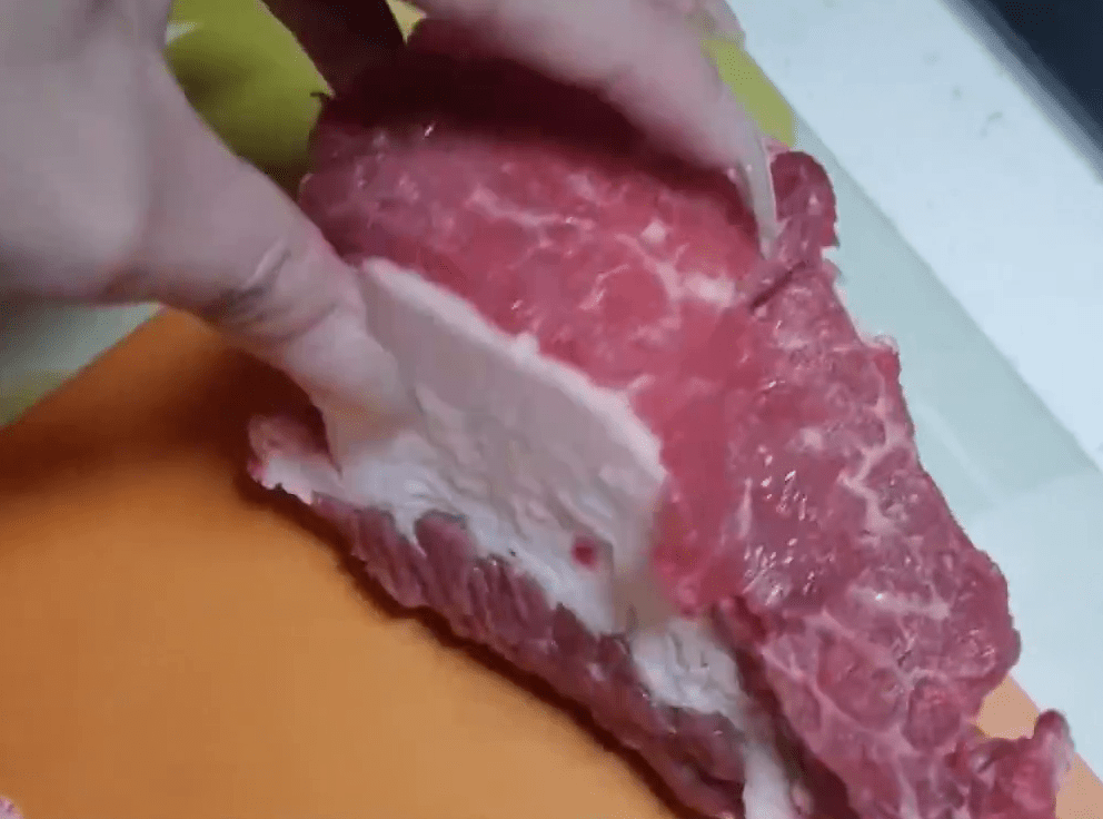 牛油上撕出一片片瘦肉。