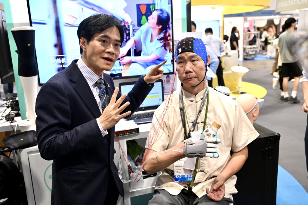 樂希機械人有限公司研發的復康手，使用腦電傳感器捕捉大腦信號，讓中風人士通過意念直接控制機械手，實現自主康復訓練。