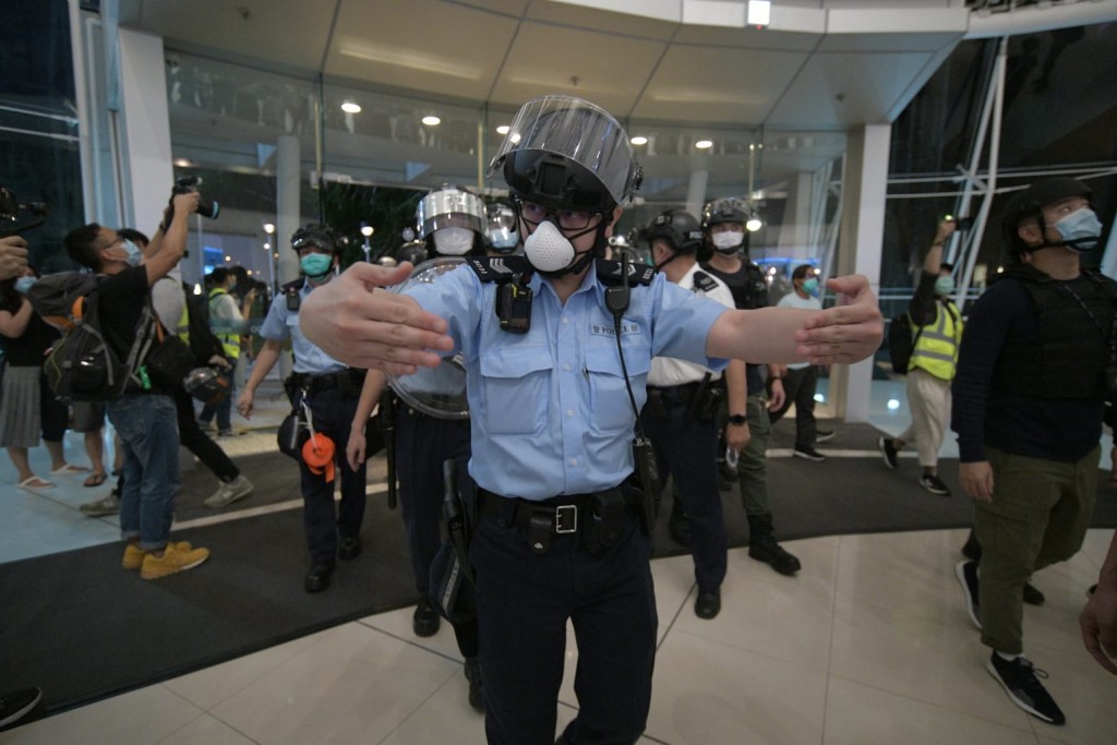 警方進入商場驅散人群