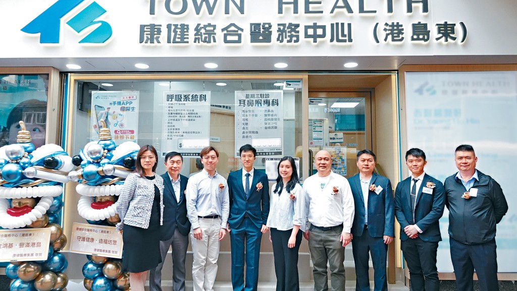 康健國際醫療集團執行董事黃宇（右三）、張霄雪（左一）、營運總監陳振康（右四），聯同康健綜合醫務中心（港島東）的醫療團隊主禮，參與開幕儀式。