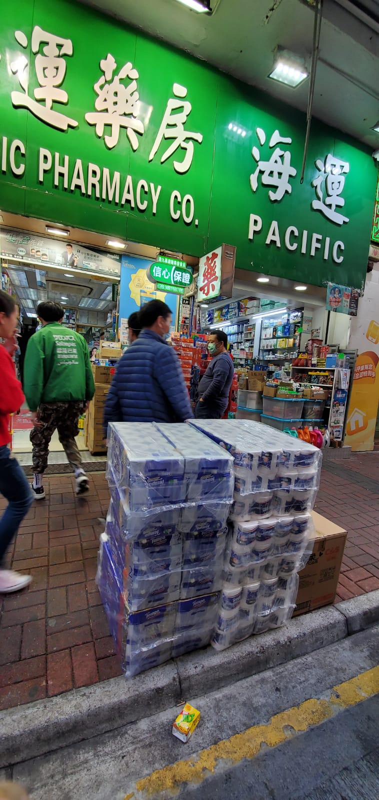 旺角藥房紙巾返貨擺到出街。
